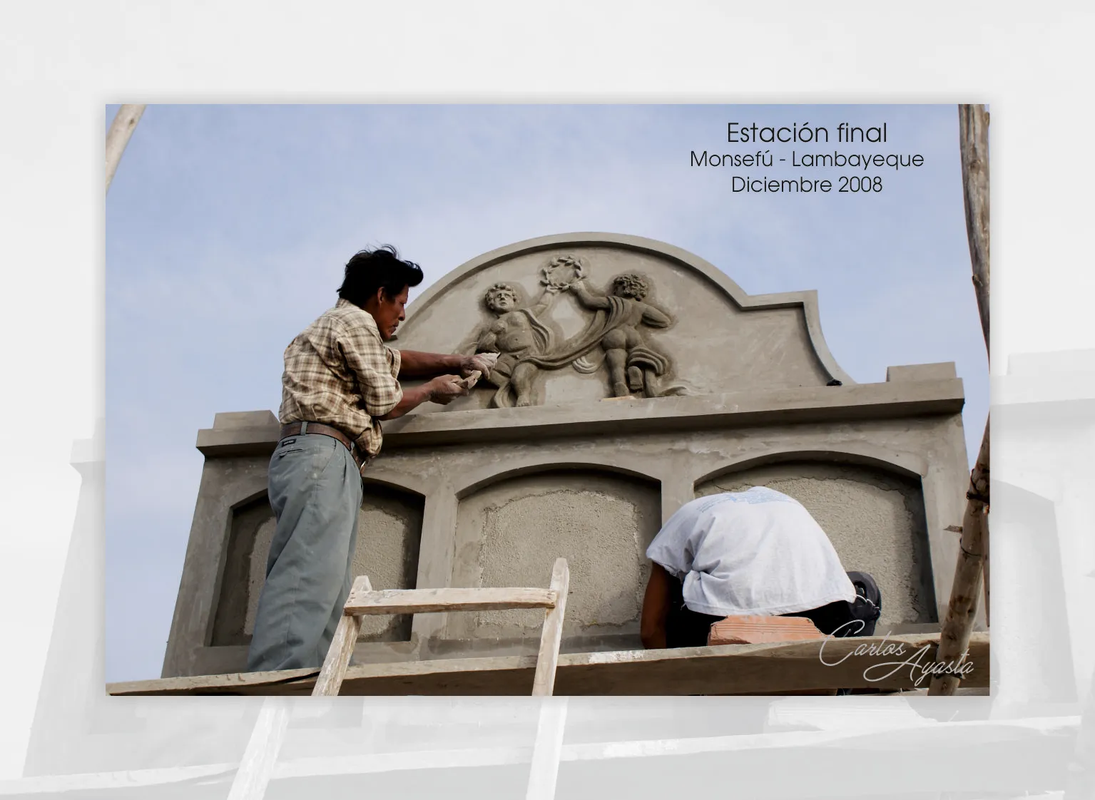 “Esta fotografía documenta la construcción de un nicho o morada, como expresión de una práctica vinculada a la memoria y las tradiciones de nuestra comunidad.”