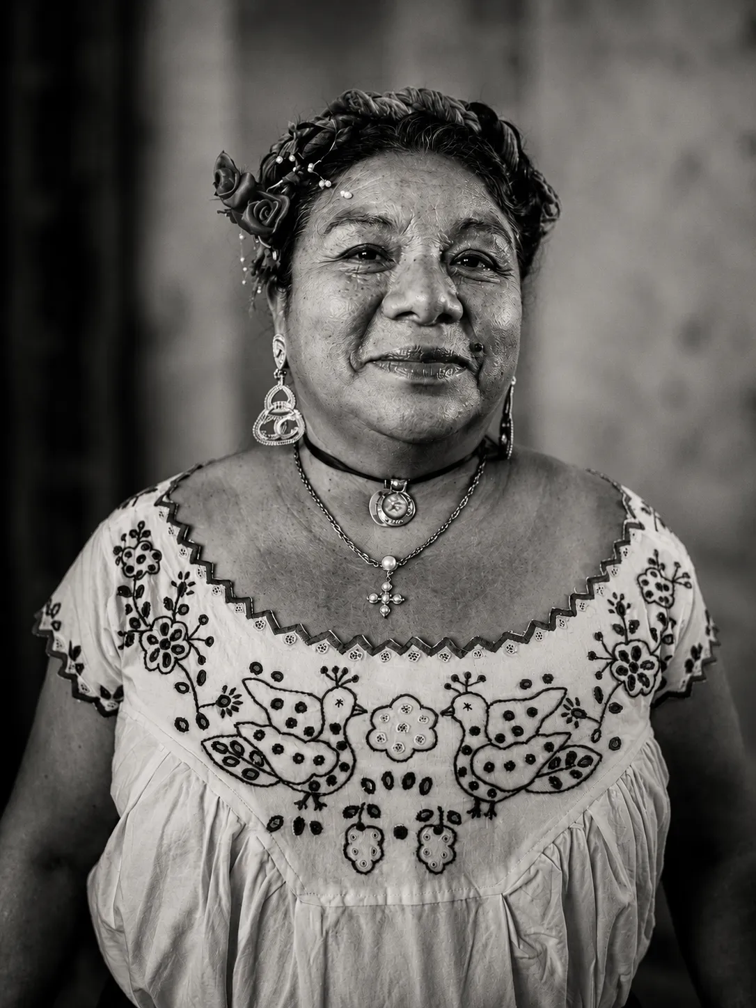 Goyita mira a la cámara con una blusa de flores bordadas