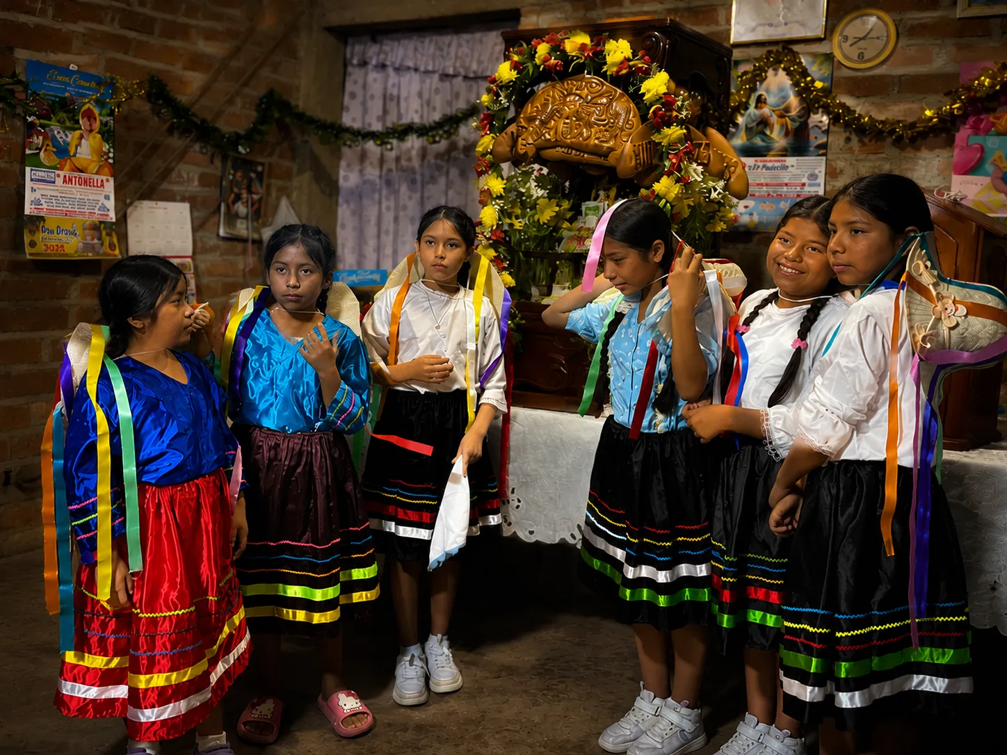 Jóvenes reunidas con faldas de colores y prendas tradicionales durante una celebración
