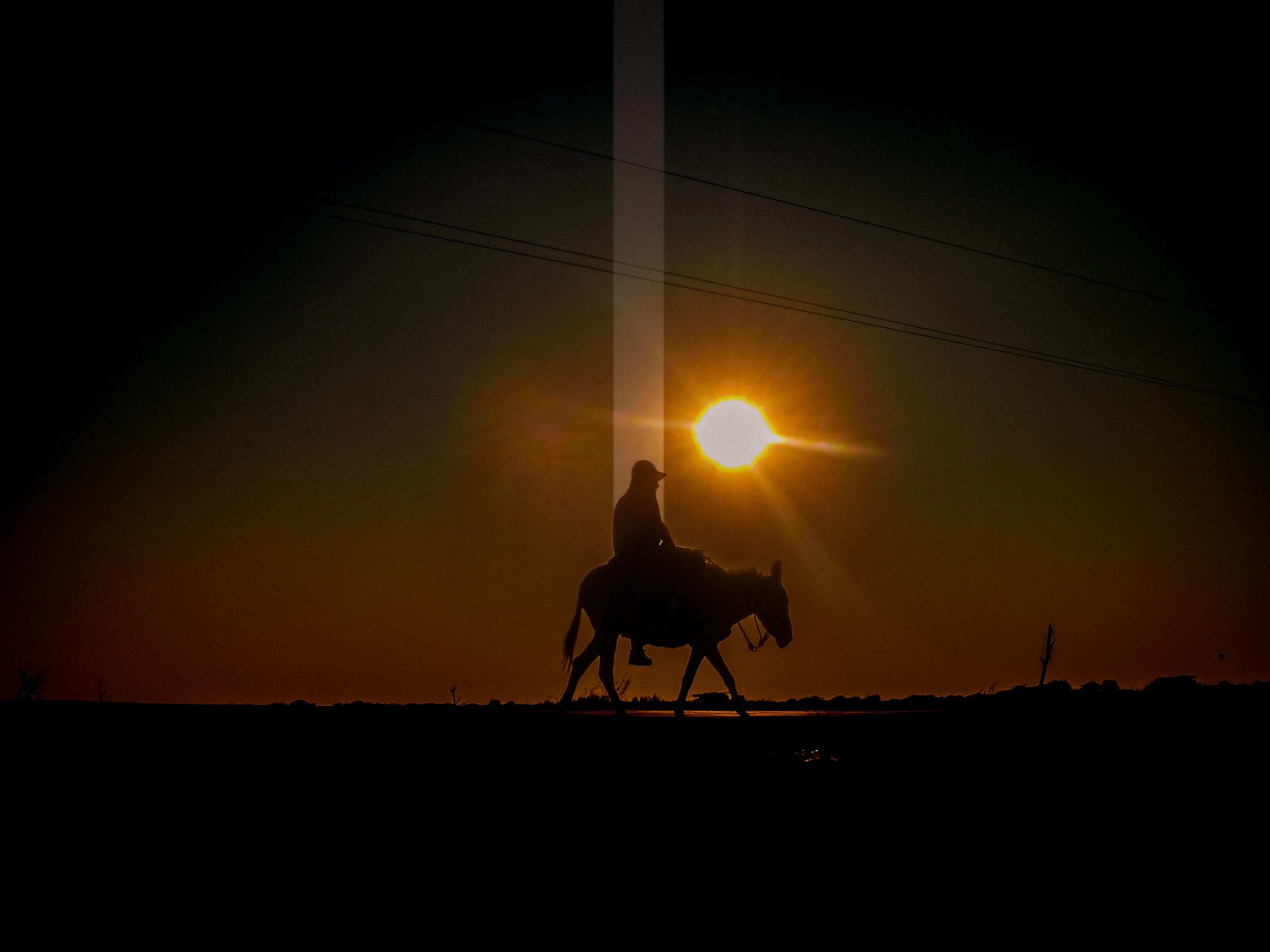 Foto al atardecer cuando el sol va de caida hacia el oeste.